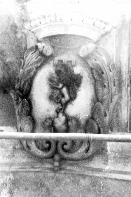 stemma gentilizio (rilievo) - produzione salentina (seconda metà sec. XIX)