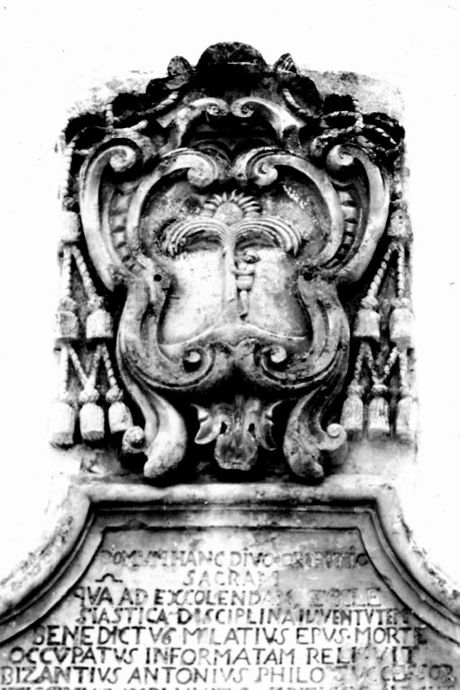 stemma vescovile (rilievo) - produzione pugliese (sec. XVIII)