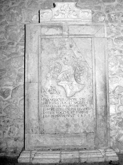 stemma gentilizio della famiglia Lepore (lastra tombale) - produzione pugliese (sec. XVI)