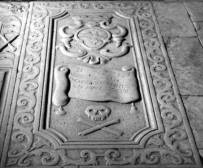 lapide tombale - produzione pugliese (sec. XVIII)