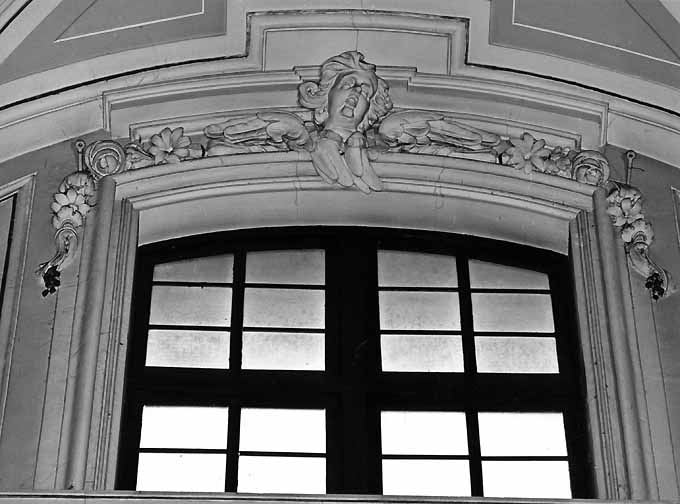 testa di putto tra ghirlande (decorazione plastica, serie) di Gimma Giuseppe, Tabacco Carlo Andrea, Tabacco Domenico, Tabacco Giuseppe, Cattedra Michele (sec. XVIII)