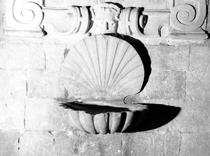 acquasantiera da parete - produzione pugliese (metà sec. XVI)