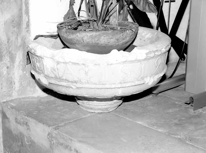 acquasantiera, frammento - produzione pugliese (sec. XVI)