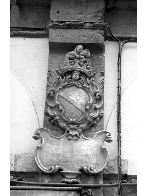 Madonna dei Martiri con Bambino e stemma (rilievo) - produzione pugliese (sec. XVIII)