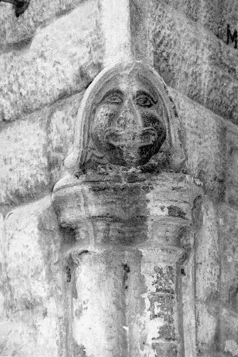 testa di donna (rilievo) - produzione pugliese (sec. XVIII)