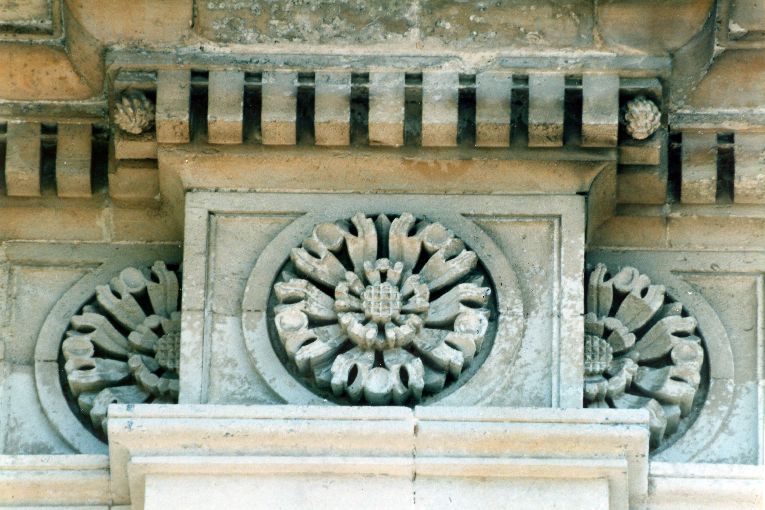 motivo decorativo a rosette (rilievo, serie) - ambito salentino (sec. XVIII)