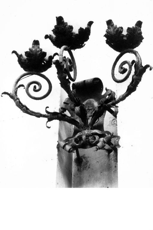 lampada - a muro, serie - ambito salentino (sec. XX)