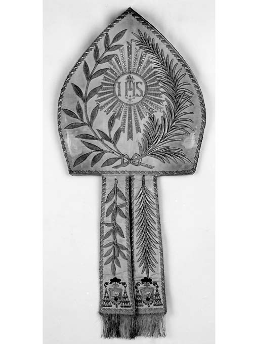 arme arcivescovile di Mons. Giulio Vaccaro, emblema cristologico, motivi vegetali (mitria) - manifattura Italia meridionale (secc. XIX/ XX)