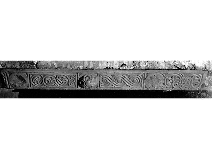 motivo decorativo a girali, foglie d'acanto e intreccio vimineo (architrave, frammento) - ambito pugliese (sec. XI)