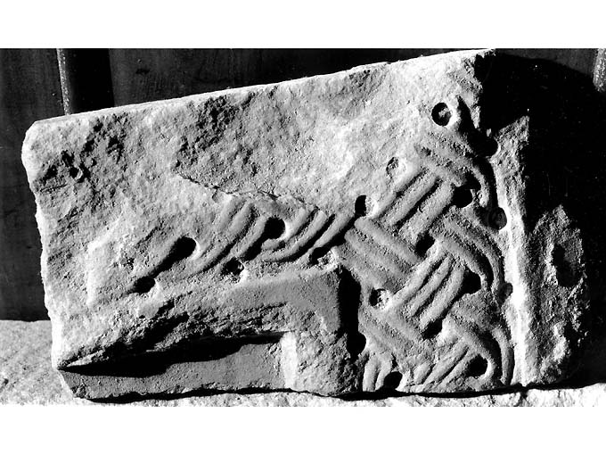 motivo decorativo a intreccio vimineo (cornice, frammento) - ambito Italia meridionale (sec. XI)
