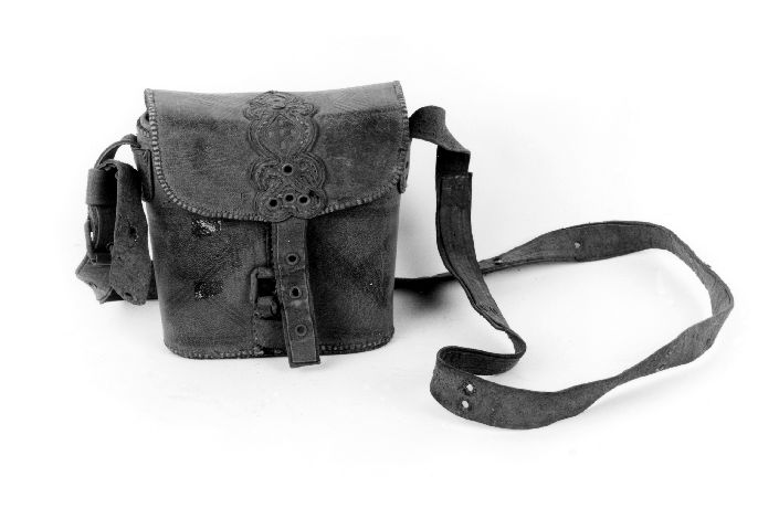 custodia per binocolo, opera isolata - produzione africana (secc. XIX/ XX)