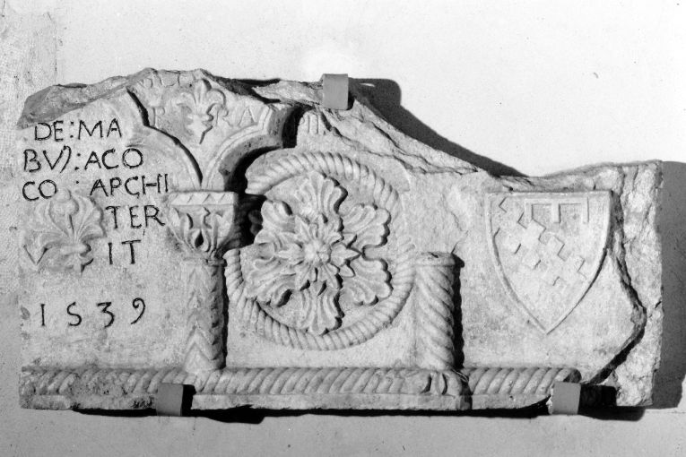 sarcofago, frammento - ambito pugliese (sec. XVI)