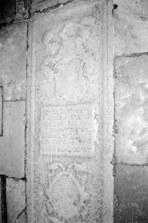 lapide tombale - ambito pugliese (sec. XVI)