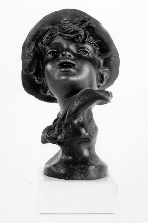 fanciullo con cappello piumato (statua) di Michetti Francesco Paolo (fine/inizio secc. XIX/ XX)