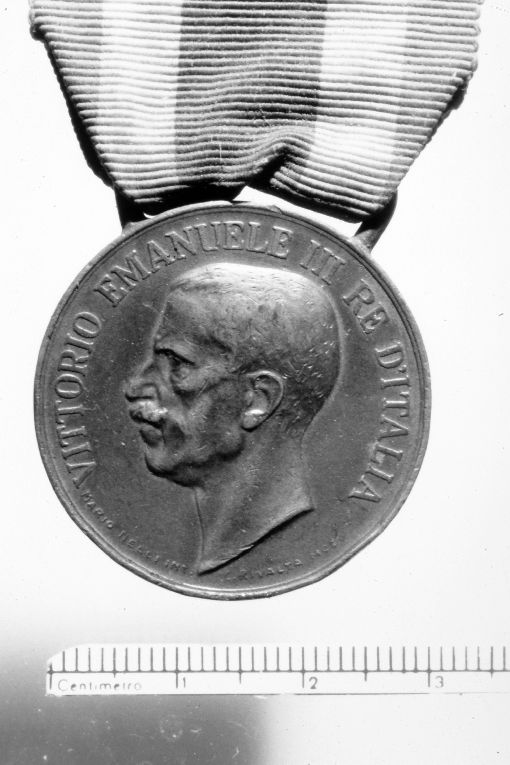 testa di profilo di Vittorio Emanuele III di Savoia (medaglia) di Nelli Mario, Rivara C (sec. XX)