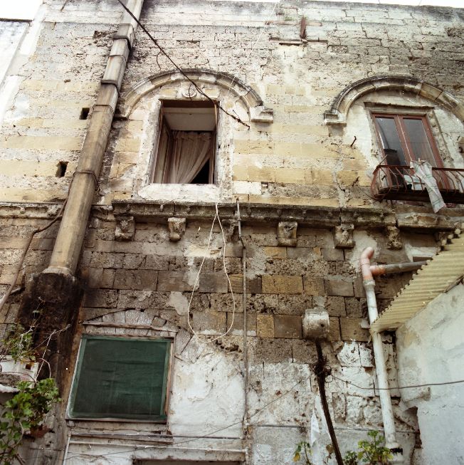 mensola architettonica - a voluta, frammento - ambito pugliese (prima metà sec. XV)