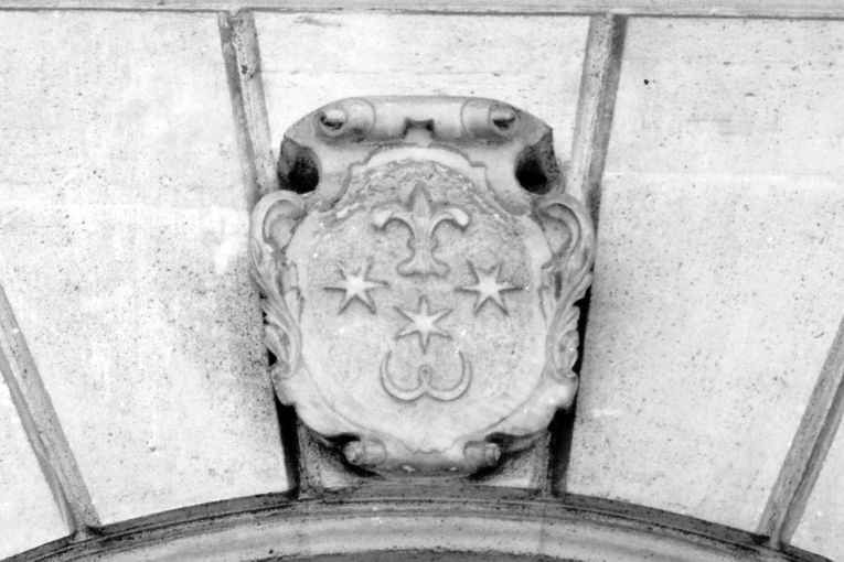 stemma gentilizio (rilievo) - ambito salentino (prima metà sec. XIX)