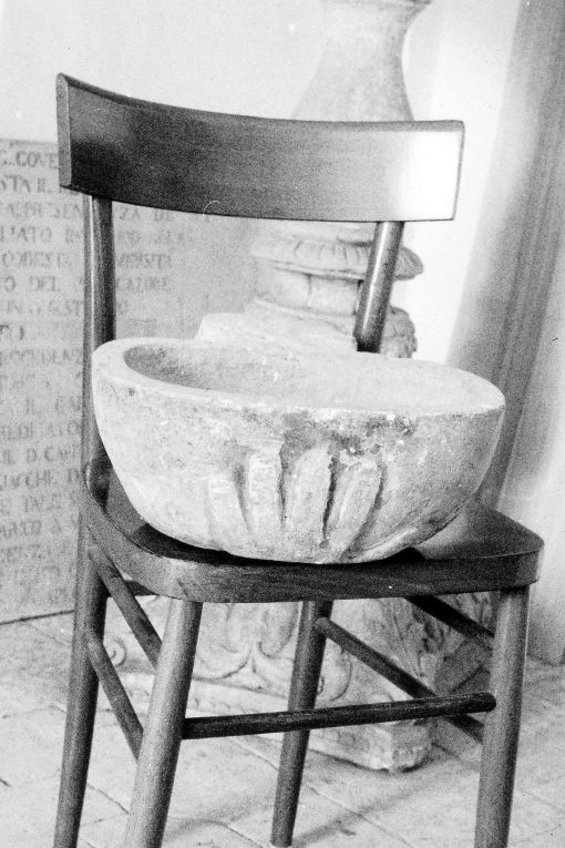 acquasantiera - produzione pugliese (fine/inizio secc. XVI/ XVII)