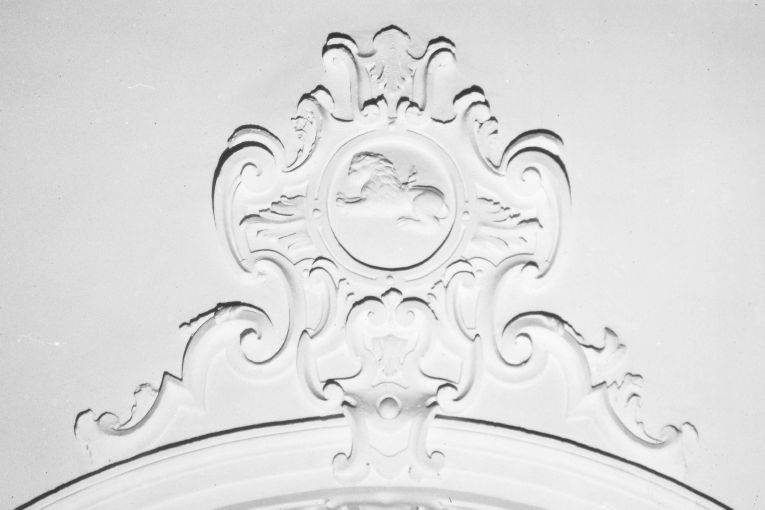 stemma gentilizio (rilievo) - produzione pugliese (sec. XVIII)