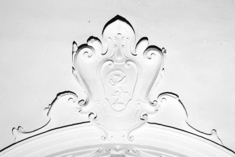 stemma gentilizio (rilievo) - produzione pugliese (sec. XVIII)