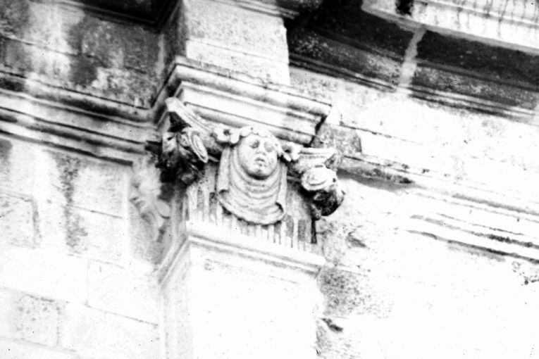 frate a destra, Veronica a sinistra (rilievo) - ambito pugliese (sec. XVI)