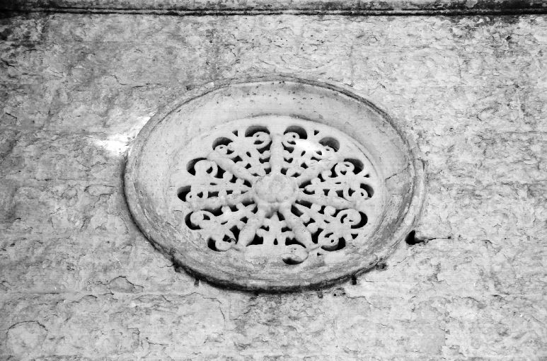 stemma gentilizio (rilievo) - produzione pugliese (sec. XVII)