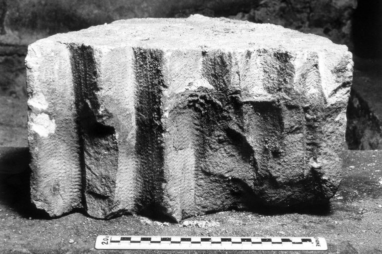 colonna, frammento - ambito pugliese (sec. XII)