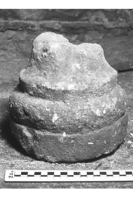 base di colonna, frammento - ambito pugliese (sec. XII)