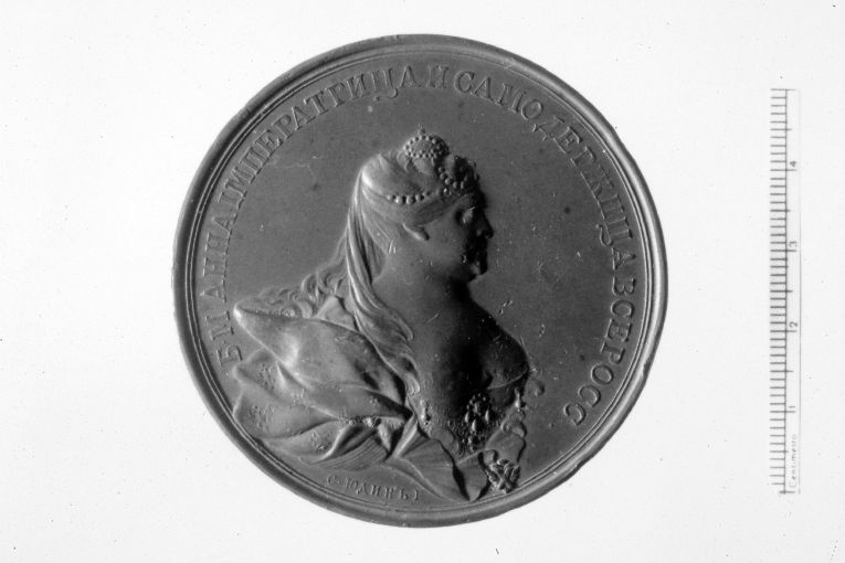Ritratto della zarina Anna di Russia (recto)/ / Panoplia con l'aquila imperia le russa (verso) (medaglia) - ambito russo (sec. XIX)