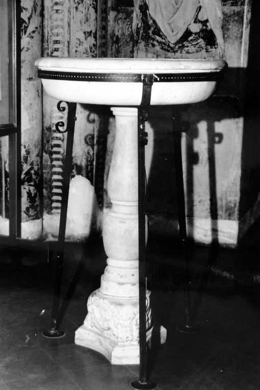 acquasantiera - a fusto, coppia - ambito salentino (secc. XVI/ XVII)