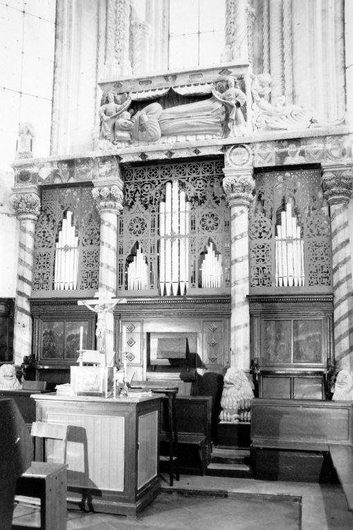 monumento funebre di Nuzzo Barba di Galatina (sec. XV)