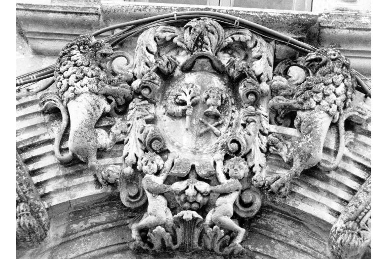 stemma gentilizio (rilievo) - ambito salentino (prima metà sec. XVIII)