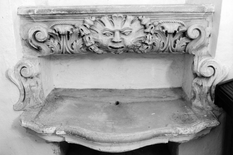 lavabo da sacrestia, opera isolata - ambito salentino (seconda metà sec. XVI)