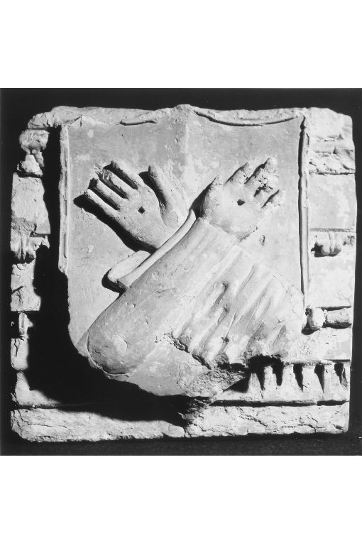 emblema francescano (rilievo, elemento d'insieme) - ambito salentino (sec. XVIII)