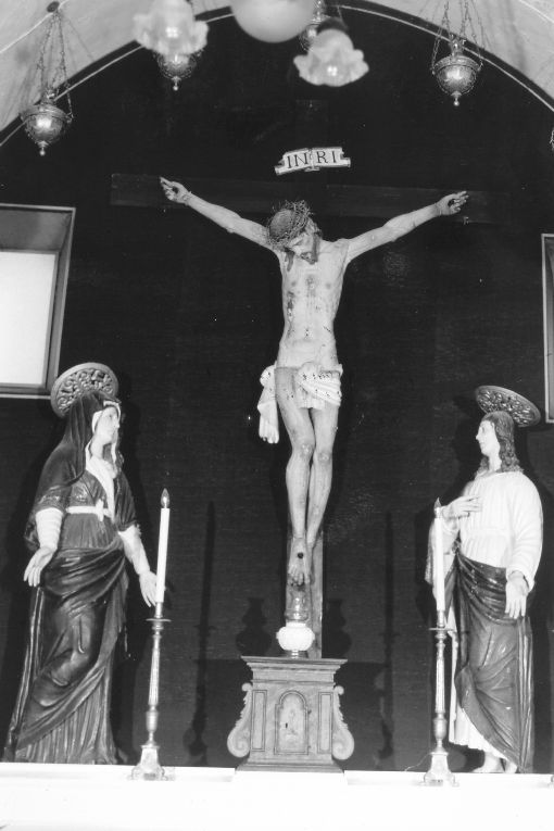 Calvario francescano, crocifissione di Cristo con la Madonna e San Giovanni Evangelista (gruppo scultoreo) di Angelo da Pietrafitta (sec. XVII)