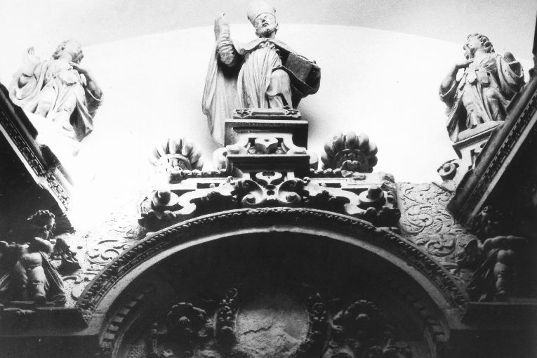 Santo vescovo e angeli (cimasa, elemento d'insieme) di Buffelli Placido (sec. XVII)