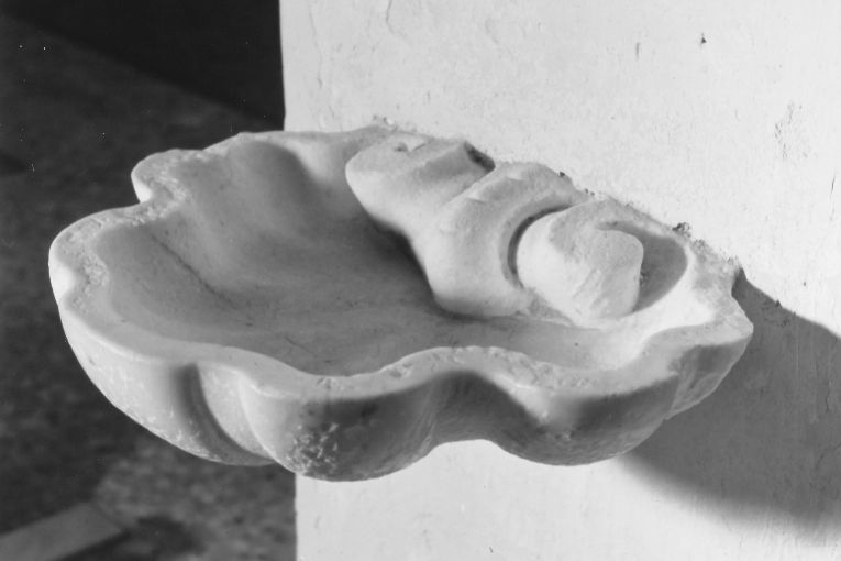 acquasantiera - a conchiglia, coppia - ambito napoletano (sec. XVIII)