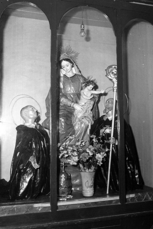 Madonna con Bambino e Santi (gruppo scultoreo) di Febbraro S (inizio sec. XIX)