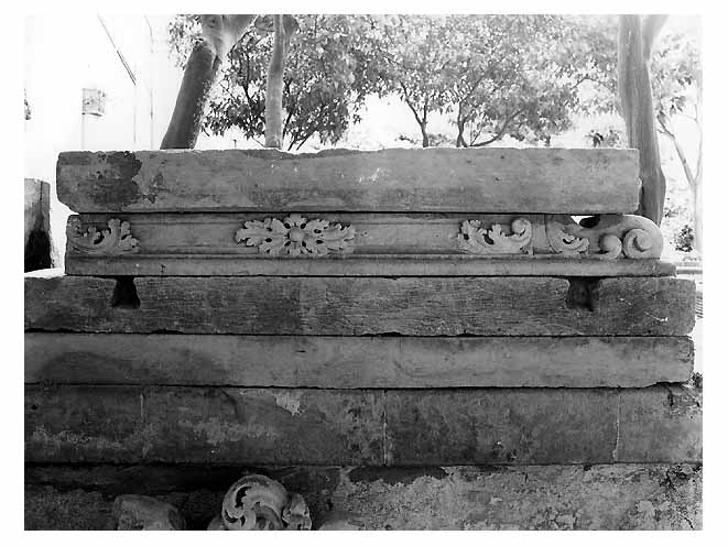 architrave, frammento - ambito salentino (secc. XVII/ XVIII)