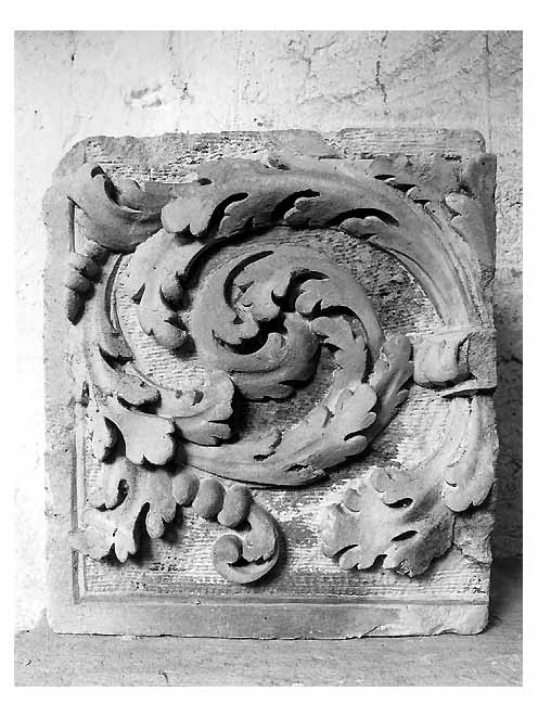 motivi decorativi a foglie d'acanto (stipite, frammento) - ambito salentino (secc. XVII/ XVIII)