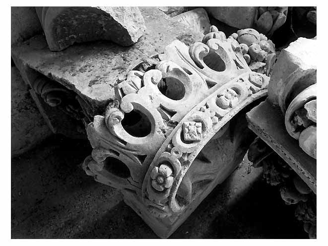 corona (rilievo, frammento) - ambito salentino (secc. XVII/ XVIII)