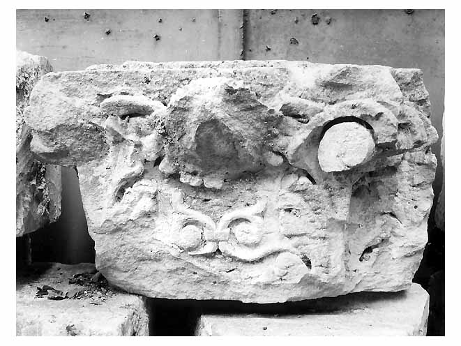 semicapitello, frammento - ambito salentino (sec. XVIII)