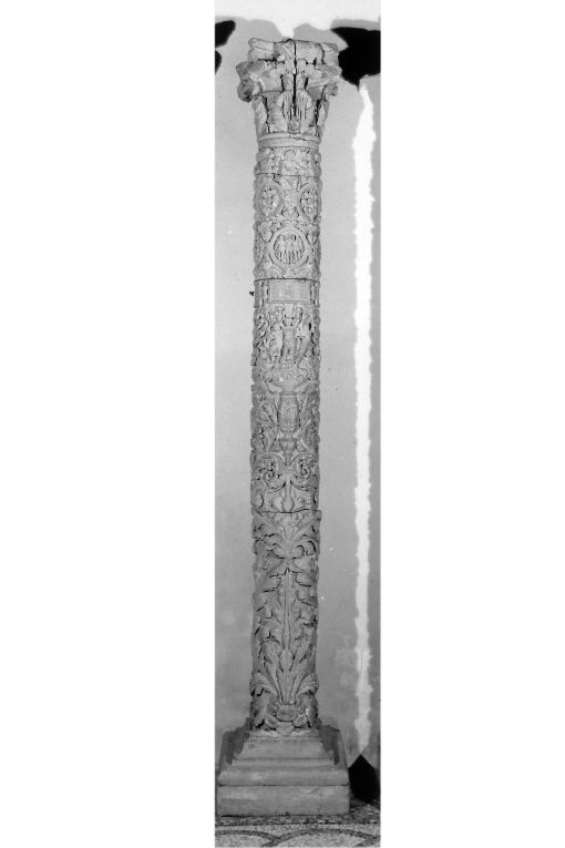 geni con simboli funerari e di martirio, panoplie di armi (colonna) di Riccardi Gabriele detto Beliecardo (sec. XVI)