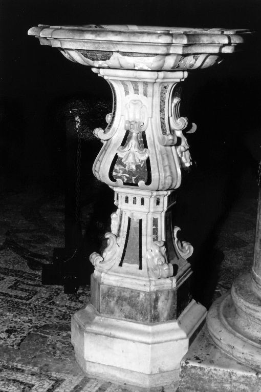 acquasantiera - a fusto, serie - ambito napoletano (sec. XVIII)