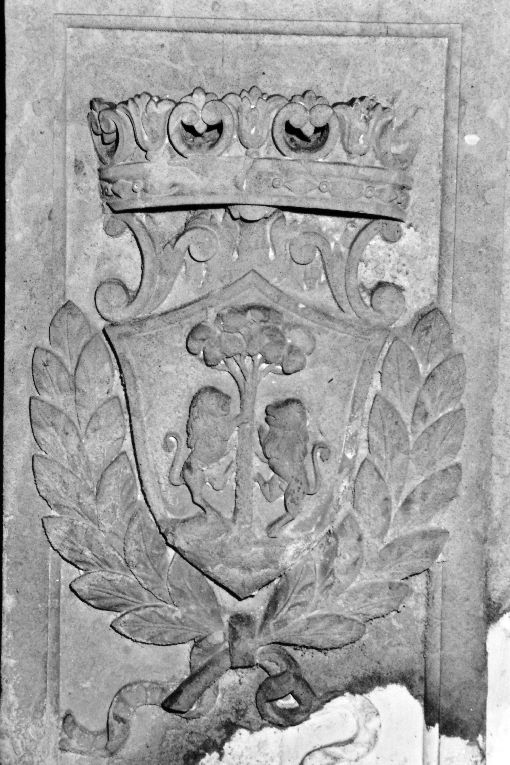 stemma gentilizio della famiglia Leuzzi (rilievo, coppia) - ambito salentino (sec. XVI)