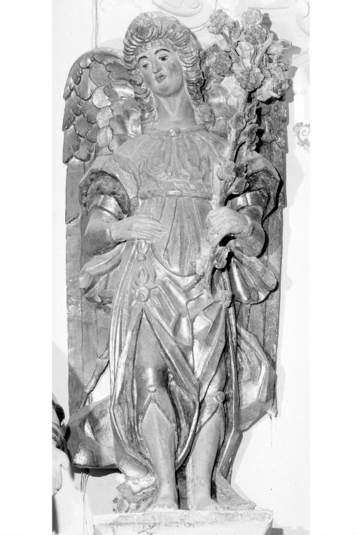 angelo con fiori (statua, coppia) - ambito Italia meridionale (sec. XVII)