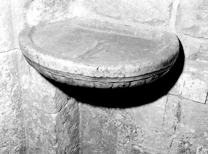 acquasantiera - ambito pugliese (sec. XVI)