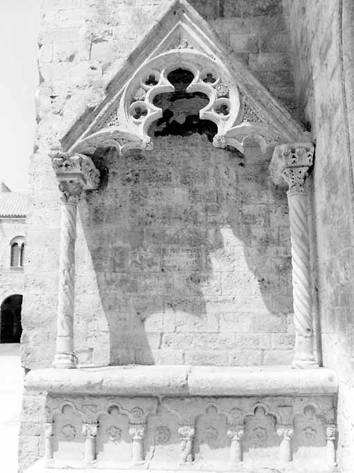 monumento funebre - ambito pugliese (primo quarto sec. XIV)