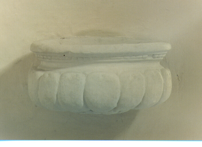 acquasantiera da parete - ambito salentino (sec. XVII)