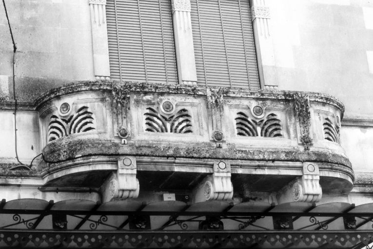 balcone - ambito salentino (primo quarto sec. XX)